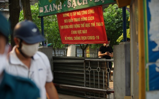 Hà Nội: Dựng rào chắn, treo biển cảnh báo không tụ tập nơi công cộng