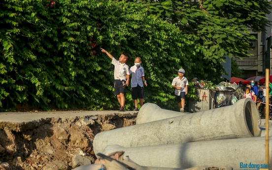 Hà Nội: Học sinh tiểu học vui đùa trên công trường ngổn ngang bê tông, sắt thép