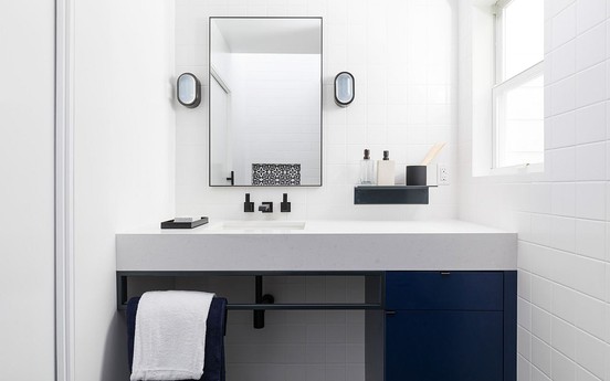 Phòng tắm nổi bật và phá cách với hai màu xanh lam và trắng