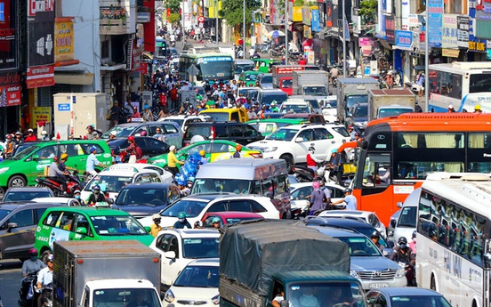 Saigon considers widening new road to airport