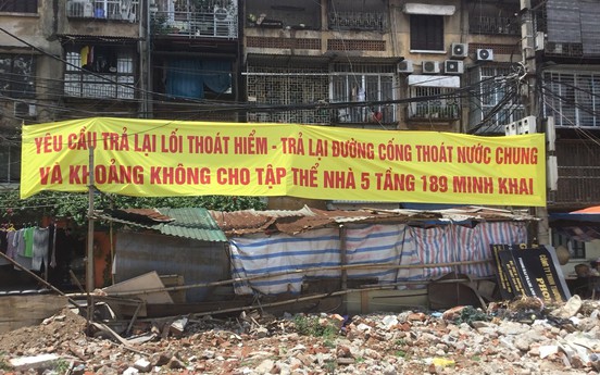 Quận Hai Bà Trưng (Hà Nội): Người dân căng băng rôn, biểu ngữ tố công trình xây dựng "bức tử" tòa nhà 189 Minh Khai