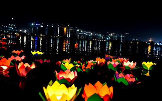 Thả đèn hoa đăng - Nét văn hóa mới tại Thành phố biển hồ Vinhomes Ocean Park