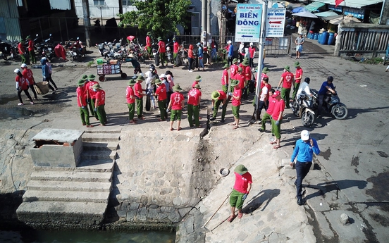 Khí thế thanh niên Bình Định trong ngày đầu ra quân làm sạch biển 