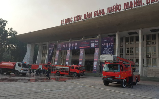 Cháy lớn tại Cung văn hóa hữu nghị Việt Xô, khói đen bốc ngùn ngụt