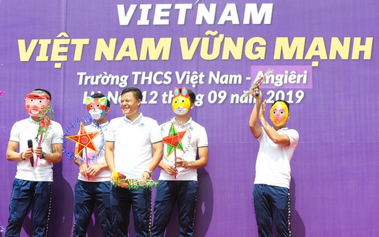 Quang Hải, Tiến Dũng truyền cảm hứng tới các học sinh với "Strong Vietnam"