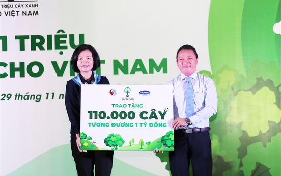 Vinamilk trồng cây xanh góp phần chống biến đổi khí hậu tại Bình Định