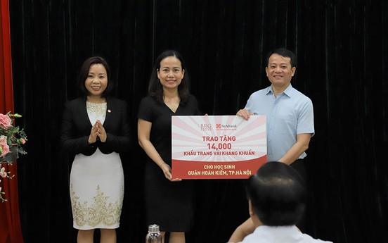 Tập đoàn BRG tặng hơn 74.000 khẩu trang vải kháng khuẩn cho học sinh Hà Nội