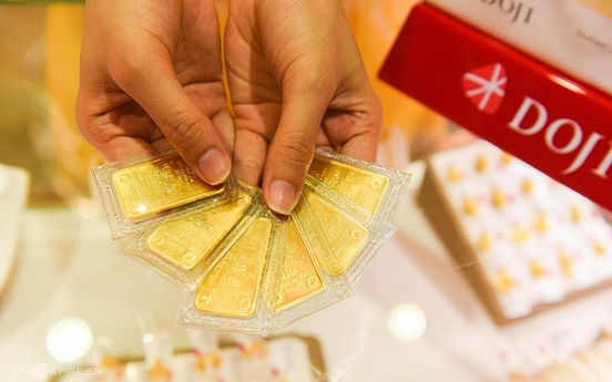 Giá vàng trong nước "đắt" hơn giá vàng thế giới tới gần 3 triệu đồng/lượng