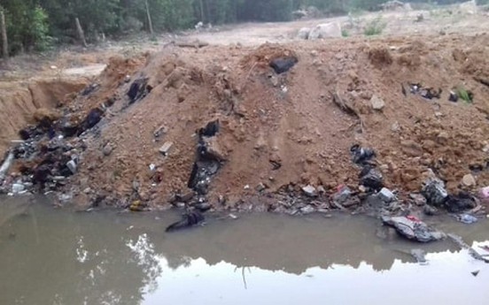 Phát hiện rác thải chôn trái phép nghi là rác từ vụ cháy chợ ở Thanh Hóa