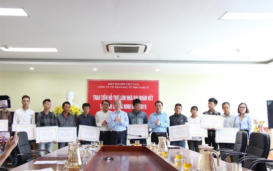 VNREA trao tiền hỗ trợ làm nhà đại đoàn kết tại Quảng Ninh