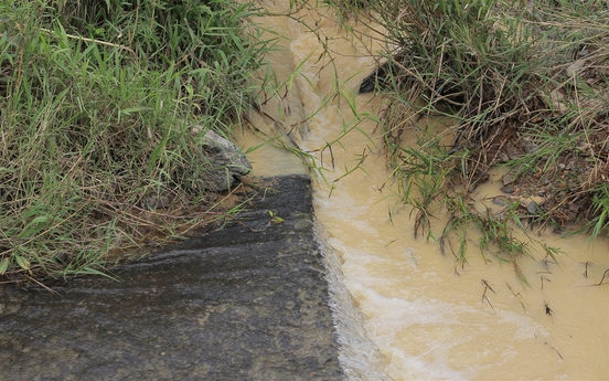 Dọn dầu thải: Nước đầu nguồn sông Đà từ đen kịt chuyển đục ngầu