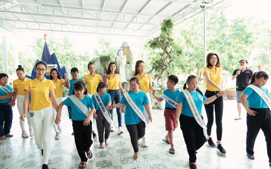 Nam A Bank đồng hành Tân HHHV Việt Nam 2019 trao quà cho trẻ em 