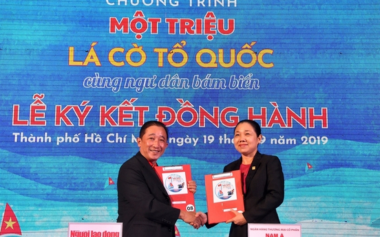 Nam A Bank trao cờ Tổ quốc chung ta bảo vệ biển đảo Việt Nam