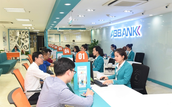 ABBANK cung cấp khẩu trang miễn phí cho khách hàng đến giao dịch