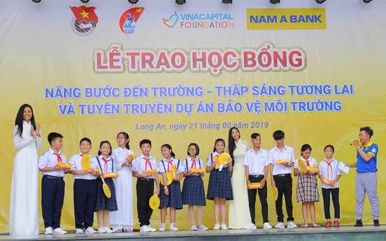 Nam A Bank trao học bổng và tuyên truyền bảo vệ môi trường cho học sinh tỉnh Long An