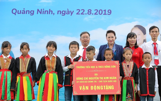 Vinamilk đưa quỹ "Vươn cao Việt Nam" đến với 800 trẻ em vùng cao Quảng Ninh 