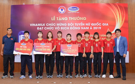 Vinamilk trao thưởng chúc mừng Đội tuyển bóng đá nữ quốc gia vô địch Đông Nam Á 2019