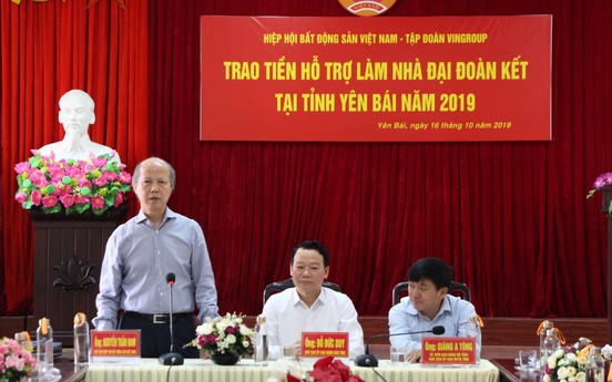 Hiệp hội Bất động sản Việt Nam trao tiền hỗ trợ làm nhà đại đoàn kết tại Yên Bái