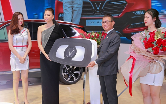 VinFast bàn giao xe Lux SA2.0 giá 1,7 tỷ cho đại sứ thương hiệu Ngô Thanh Vân