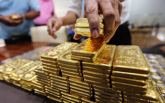 Giá vàng trong nước tăng vọt, vàng thế giới biến động chưa từng có