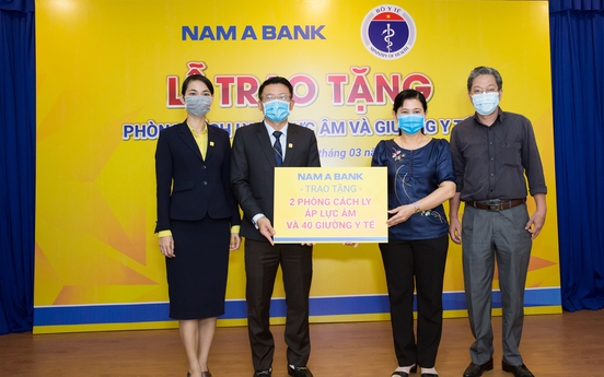 Nam A Bank trao tặng 2 phòng cách ly áp lực âm và 40 giường y tế chống Covid-19 
