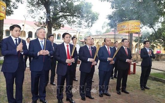 Thủ tướng Nguyễn Xuân Phúc dâng hương tại Điện Kính Thiên