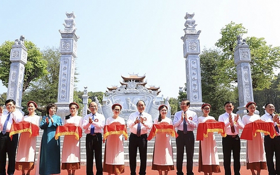Thủ tướng cắt băng khánh thành Đền thờ Gia tiên Chủ tịch Hồ Chí Minh