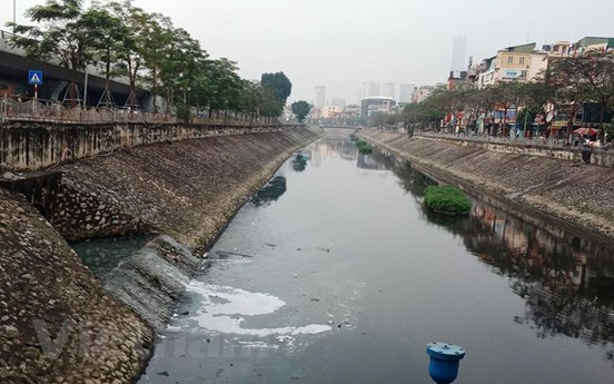 Vì sao sau 3 thập kỷ nỗ lực "giải cứu", sông Tô Lịch vẫn… bẩn?