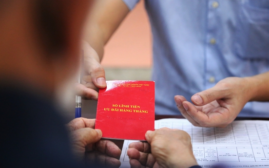 Hà Nội: Người dân vui mừng nhận hỗ trợ từ gói 62 nghìn tỷ trong ngày lễ 30/4