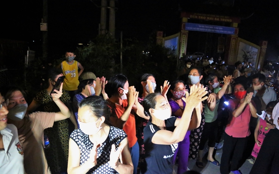 Gỡ bỏ cách ly thôn Hạ Lôi: Người dân vỡ òa trong vui mừng