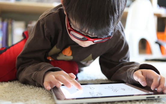 Trẻ dưới 5 tuổi xem iPad, điện thoại, TV gây hại gì
