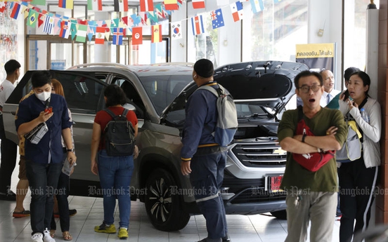 Khách Thái chen nhau mua xe Chevrolet giảm nửa giá