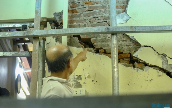 Hà Nội: Kinh hãi căn nhà "chống nạng" chờ sập giữa Thủ đô
