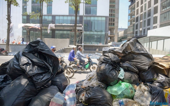 Hà Nội: Rác thải ùn ứ, tràn ngập thủ đô vì dân chặn xe vào bãi rác Nam Sơn