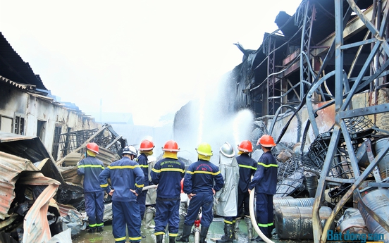 Hà Nội: Cháy lớn tại kho hóa chất ở Long Biên, nhiều người dân phải sơ tán tài sản ra ngoài