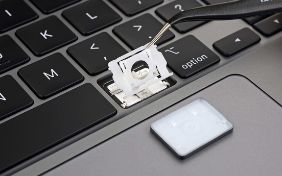 'Mổ bụng' MacBook Pro 16 inch, hé lộ bàn phím thiết kế cũ
