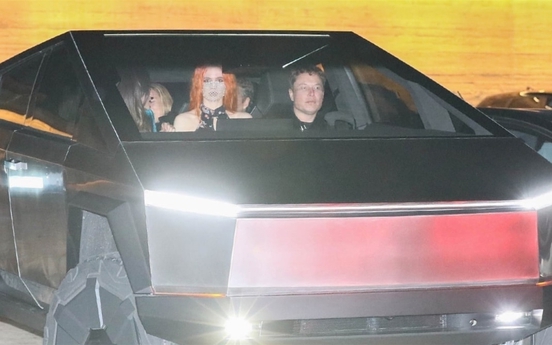 Tỷ phú Elon Musk lái Tesla Cybertruck đâm đổ cọc tiêu