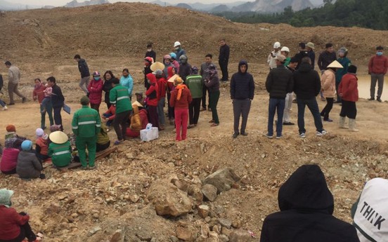 Thanh Hóa: Dân “cố thủ” ở hố chôn thuốc nổ, phản đối dự án hóa chất Đức Giang