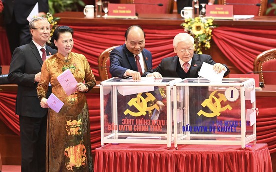 Các đại biểu bỏ phiếu bầu Ban Chấp hành Trung ương khóa XIII