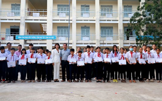 Trao 508 suất học bổng cho 13 trường học trên địa bàn huyện Cam Lâm