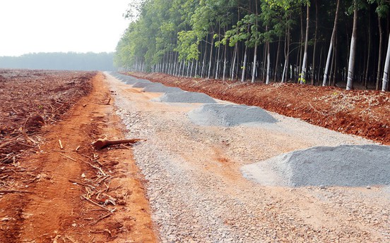 Bình Phước “sốt” đất, chính quyền cưỡng chế làm đường trái phép để phân lô