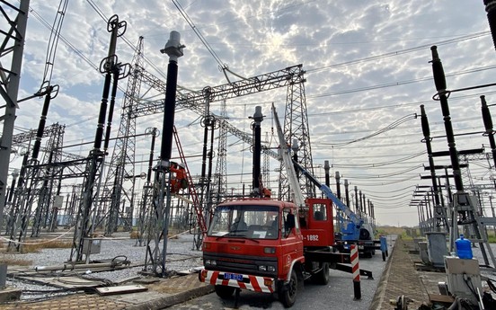 Thi công sửa chữa công trình truyền tải điện 500kV để đảm bảo cấp điện cho Thủ đô Hà Nội trong thời gian tới