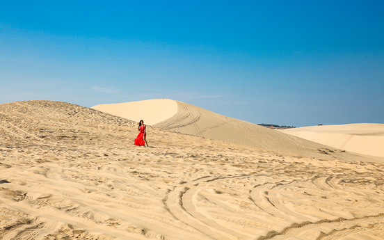 Biến ảo cung đường cát trắng nắng vàng: Quen mà lạ