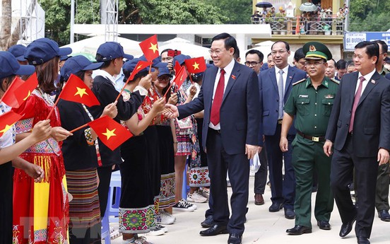 Chủ tịch Quốc hội dự lễ khai giảng và khánh thành trường học ở vùng cao, biên giới Nghệ An
