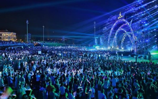 Maroon 5 hát liên tục 15 bài trong siêu nhạc hội 8Wonder Winter Festival tại Phú Quốc