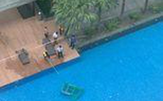 Chuồng thú từ tầng 23 lao thẳng xuống hồ bơi chung cư cao cấp Sài Gòn