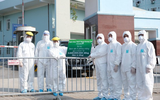 Vietcombank trao tặng 5 tỷ đồng và 10.000 suất ăn hỗ trợ Bệnh viện K cơ sở Tân Triều 