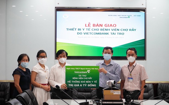 Vietcombank trao tặng trang thiết bị y tế tổng trị giá 9 tỷ đồng