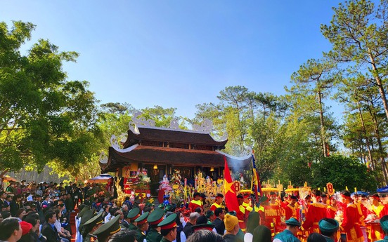 Hướng về cội nguồn, dâng hương tưởng nhớ vua Hùng tại Đền thờ Âu Lạc, tỉnh Lâm Đồng