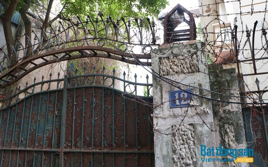Hà Nội: Biệt thự “bỏ hoang“ nhiều năm gây lãng phí